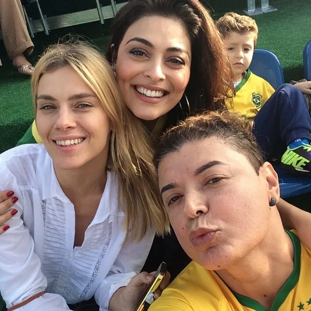 Carolina Dieckmann e Juliana Paes acompanham o treino da seleção brasileira