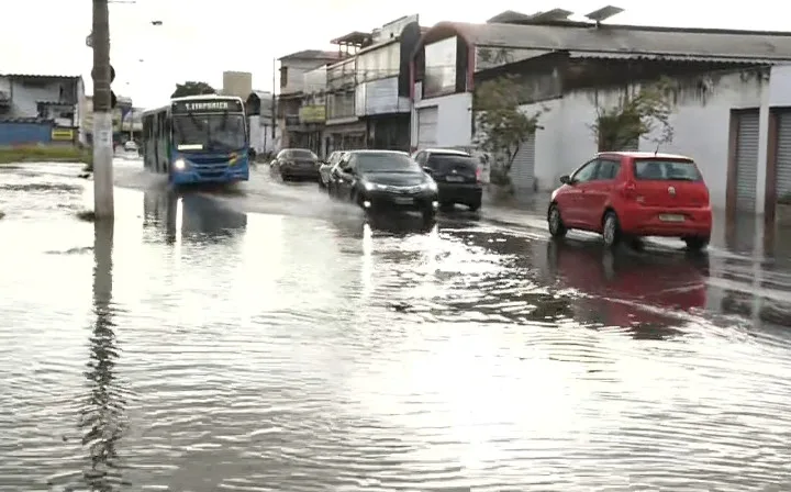 Após forte chuva, avenida de Vila Velha continua alagada nesta terça