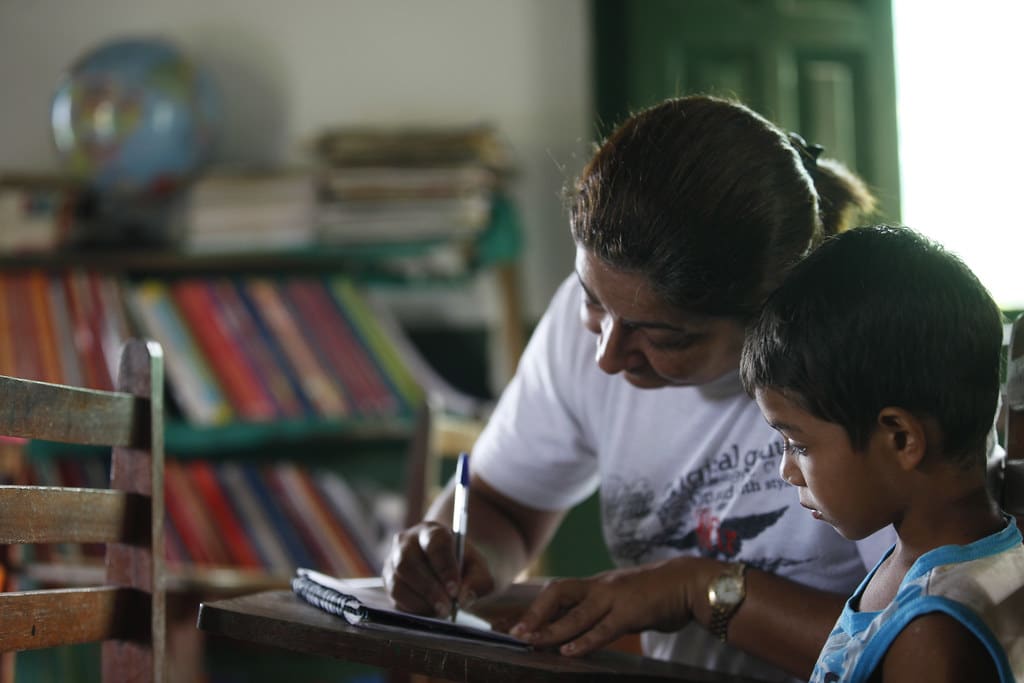 Registro fotografico- viagem para Altamira-Pa  13 a 17 de agosto de 2012    EMEF São Raimundo  (acesso  de voadeira pelo rio xingu) Osvaldina Souza de  Moraes, 10 anos na educação, Trabalha na Escola São Raimundo Ribeirinho á 1 ano, 27 alunos na Classe, multiseriado, Ilha dos Arara/Altamira-Pa