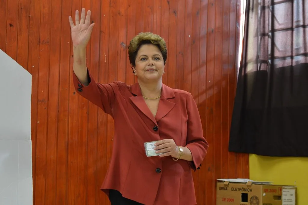 Ato contra Dilma pede impeachment e intervenção militar