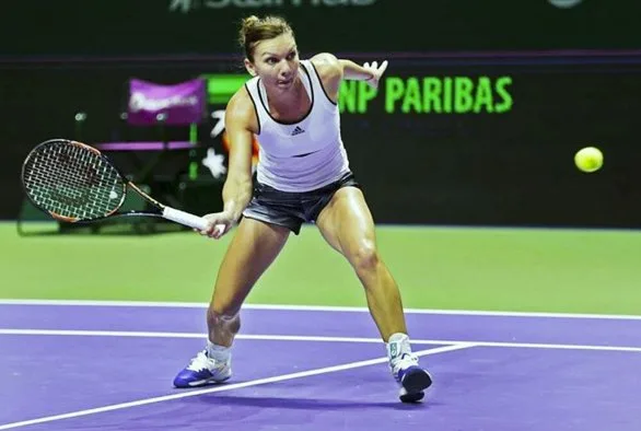 Halep leva 'pneu', mas bate compatriota e vai à semifinal em Madri