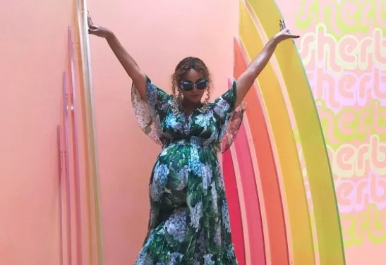 Beyoncé exibe barrigão de gêmeos em chá de bebê