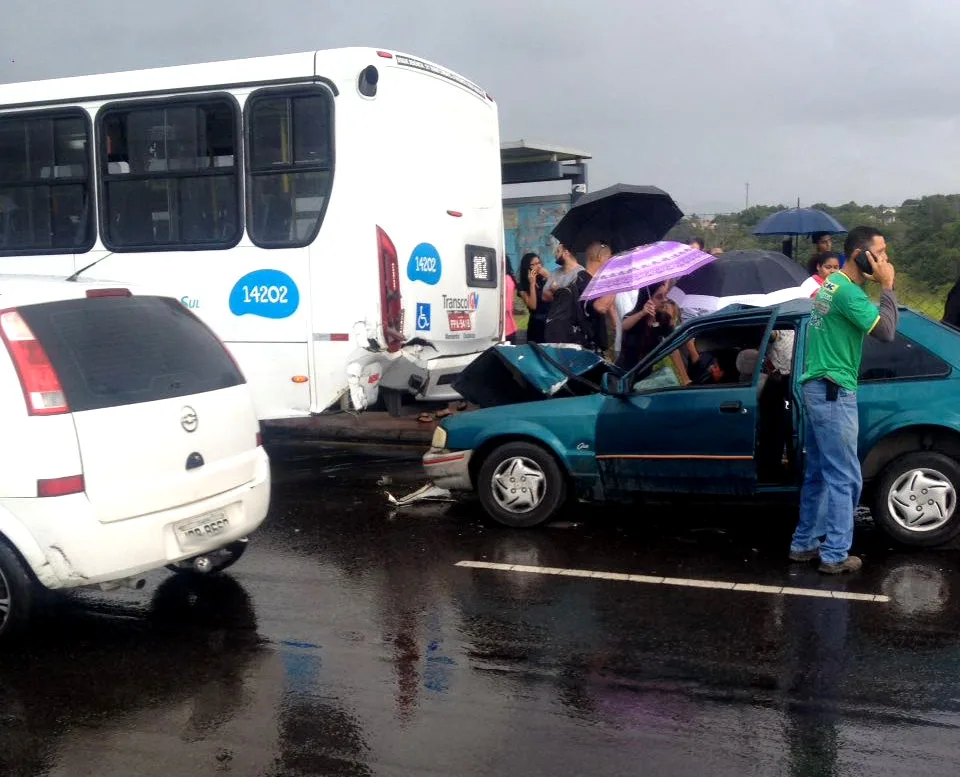 Cinco feridos em acidente com carro e ônibus Transcol na Serra