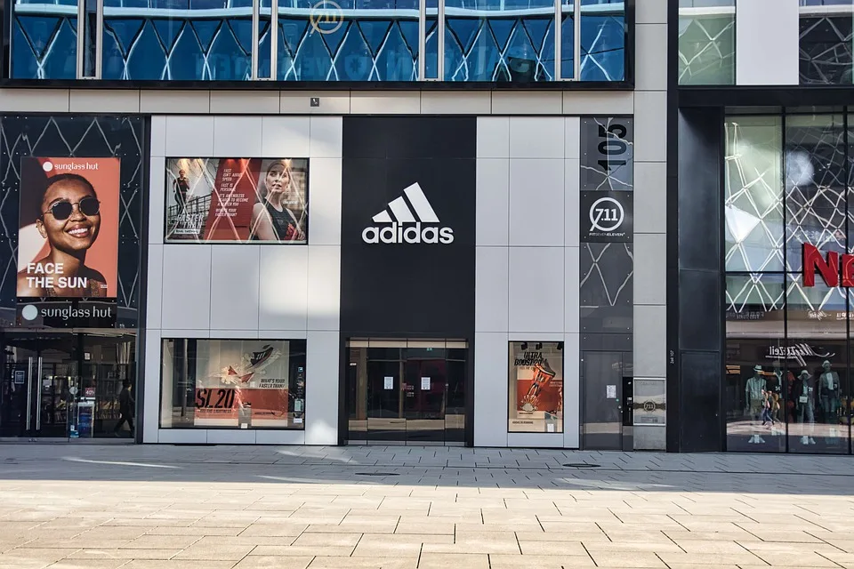 Adidas informa que dois terços de suas lojas em todo o mundo já reabriram