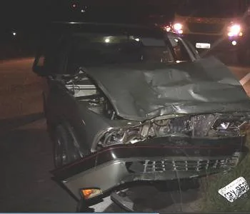 Carro capota ao ser atingido por outro veículo na Rodovia do Contorno, em Vila Velha