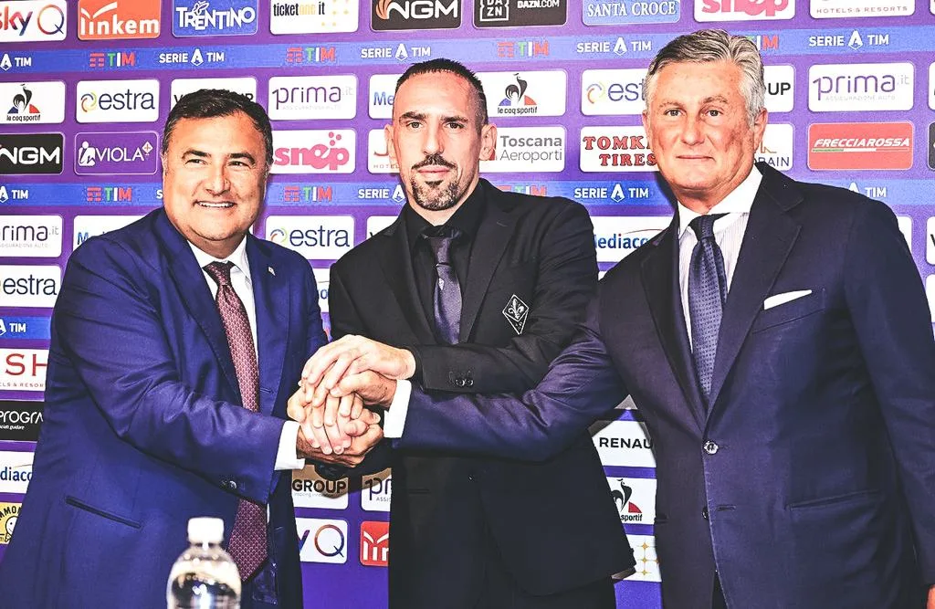 Com festa de torcida em estádio, Franck Ribéry é apresentado na Fiorentina