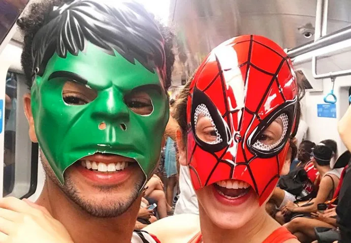 Sophia Abrahão e Sergio Malheiros curtem Carnaval com máscaras de super heróis