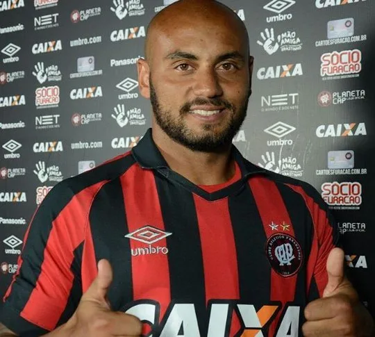 Lateral Jonathan deixa o Fluminense e acerta com Atlético-PR para a Libertadores