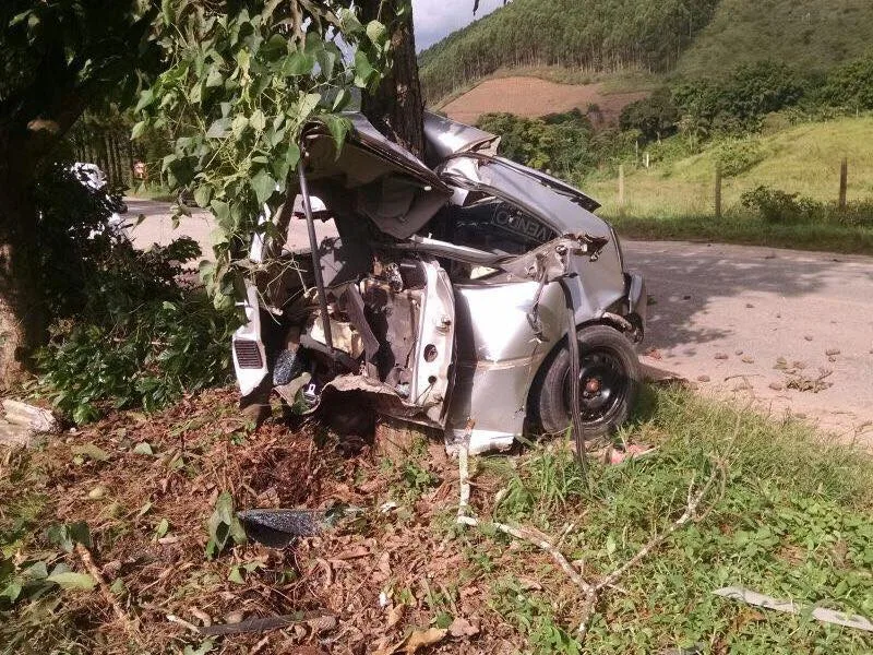 Carro se parte ao meio após acidente e duas pessoas morrem no ES