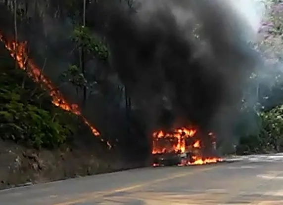 Susto nas montanhas! Ônibus escolar pega fogo em estrada de Santa Teresa