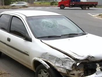 Acidente entre carro e caminhão deixa dois feridos na Rodovia do Contorno, em Cariacica