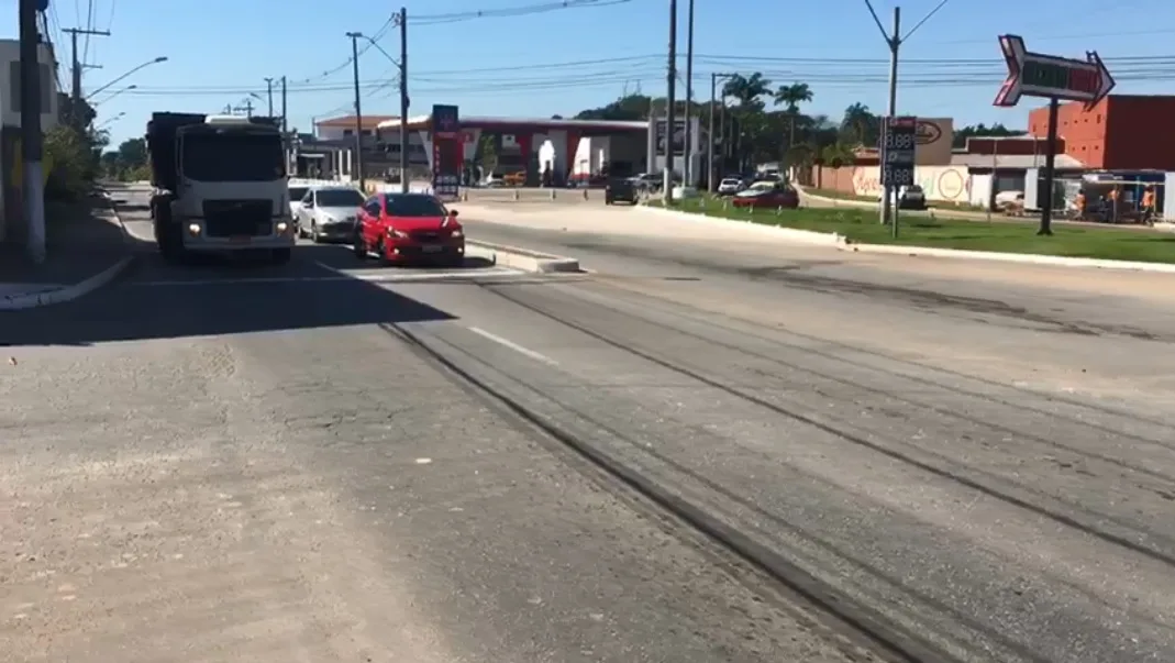 Passageiro se 'enrola' para entregar celular e é baleado durante assalto a ônibus na Serra