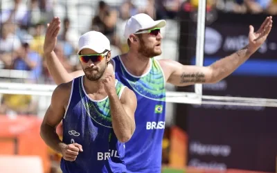 Capixaba Alison e Bruno Schmidt sofrem, mas vence e estão na final do vôlei de praia