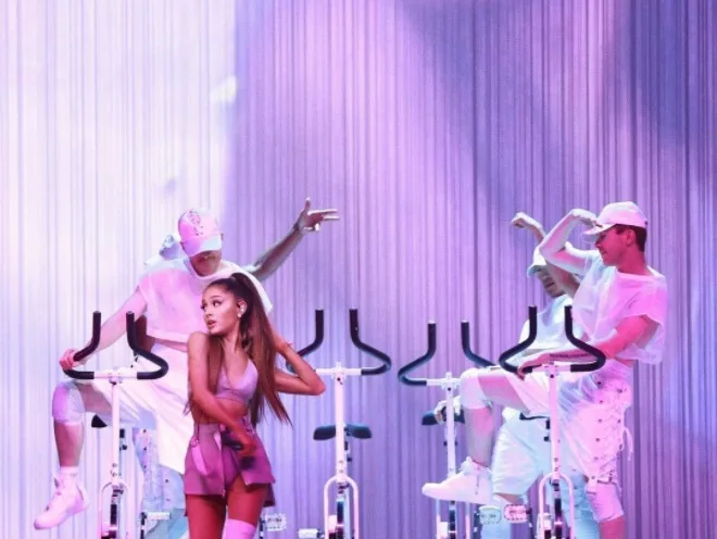 Ariana Grande se pronuncia após explosões que mataram 19 pessoas em seu show, veja