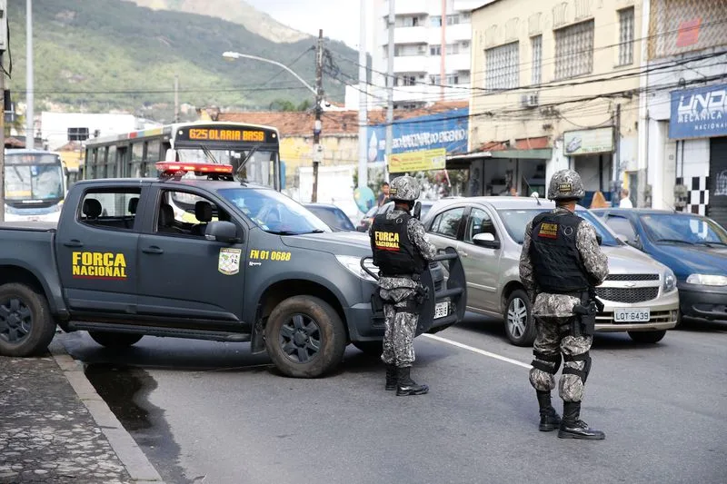 Rio de Janeiro – Forças de segurança ocupam ruas próximas ao Complexo do Lins, na zona norte da capital fluminense na Operação Onerat para coibir roubos cargas e o crime organizado (Tomaz Silva/Agência Brasil)