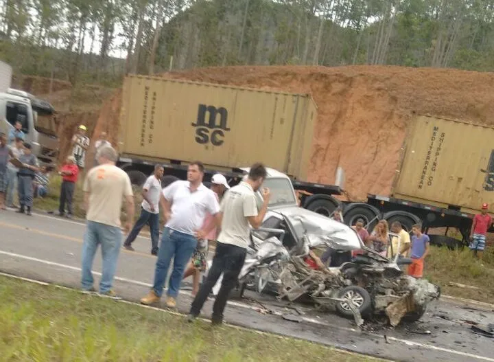 Acidente entre carro e caminhão deixa três pessoas mortas no Norte do ES