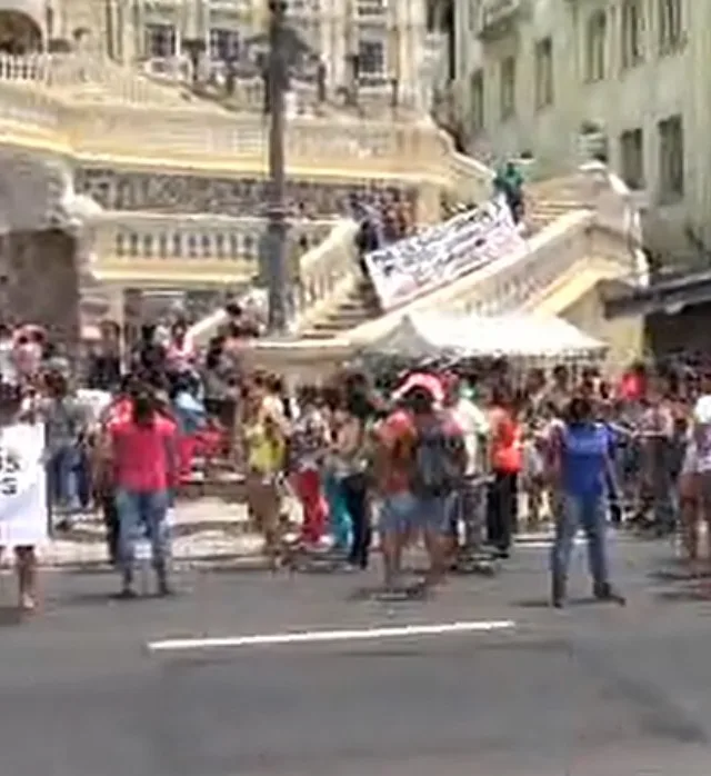 Protestos contra salários atrasados complicam trânsito na Grande Vitória