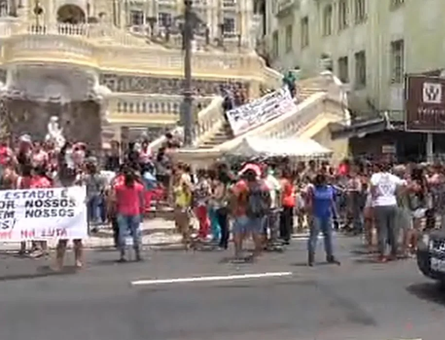 Protestos contra salários atrasados complicam trânsito na Grande Vitória