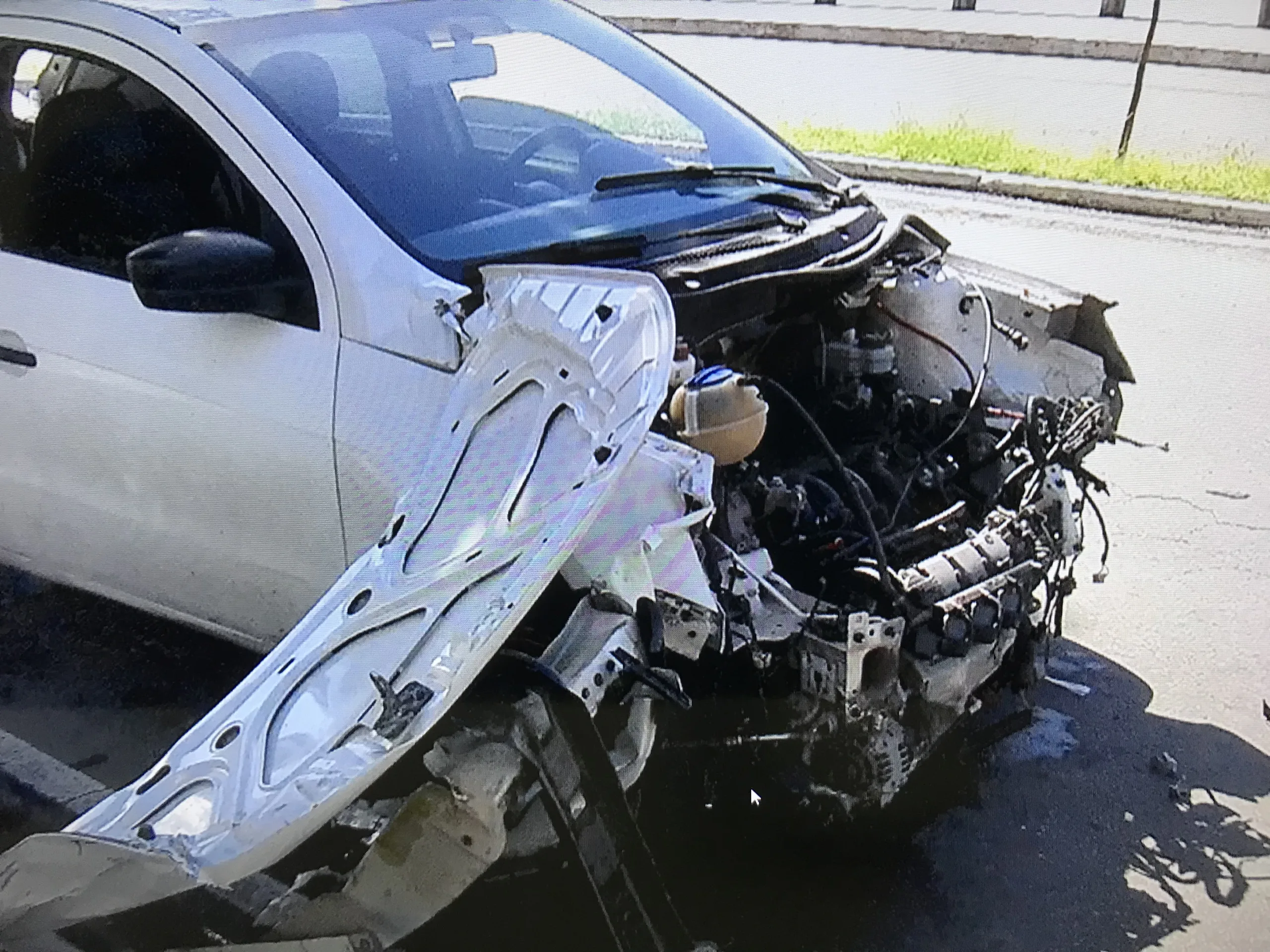 Carro bate em poste e Avenida Beira Mar é interditada