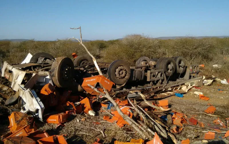 Caminhoneiro de Marataízes morre após batida com caminhão-tanque no norte da Bahia