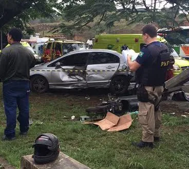 Carro invade ponto de ônibus e mata motociclista na BR-101