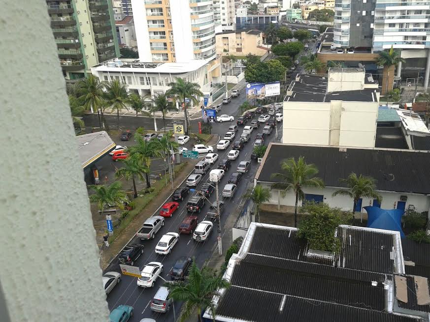 Protesto de professores deixa o trânsito complicado em Vila Velha