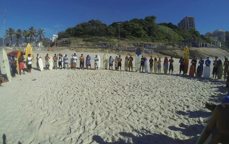 Amigos de surfista capixaba prestam última homenagem no Rio de Janeiro