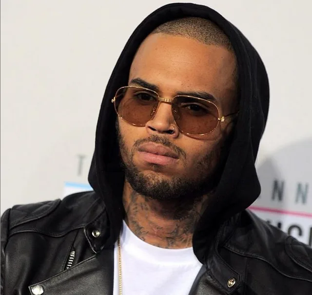 Chris Brown se pronuncia sobre polêmica de que teria sido expulso de avião