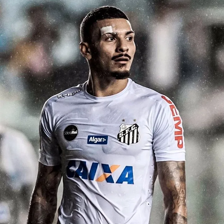 Com lesão de joelho, Alison fica fora da estreia do Santos na Libertadores