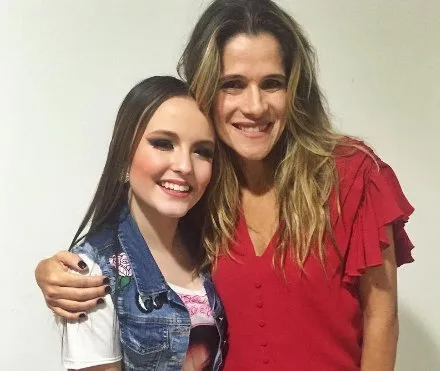 Larissa Manoela posa com Ingrid Guimarães e dá pista de novo trabalho