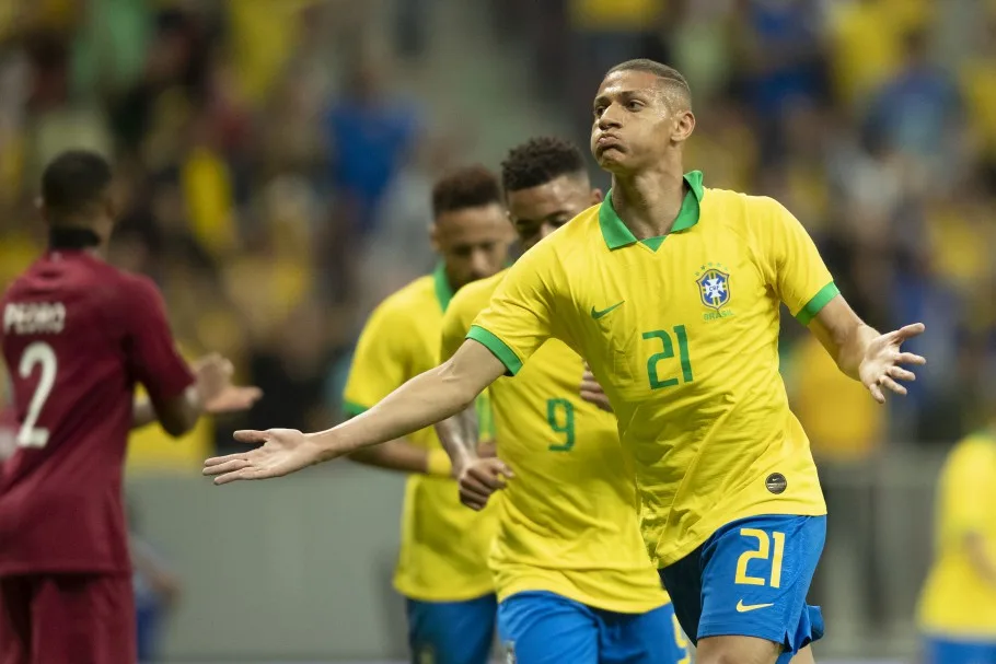 Richarlison diz que torcida precisa apoiar mais seleção brasileira