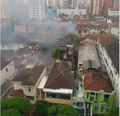 Helicóptero cai em Santos, no litoral sul de SP