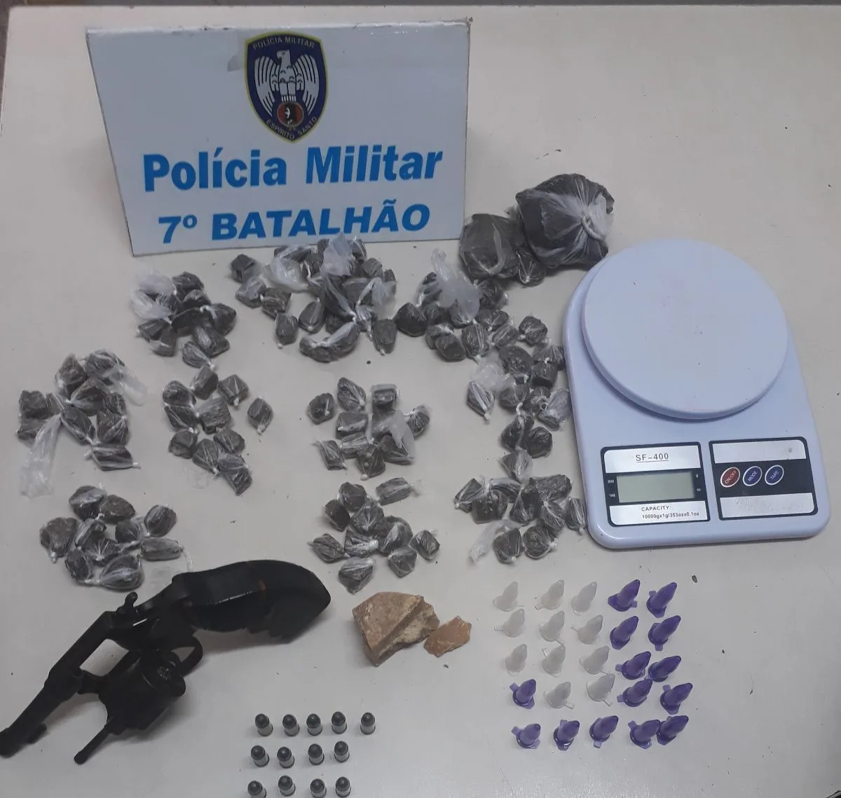 Adolescente é apreendido com drogas e revólver dentro de casa em Cariacica