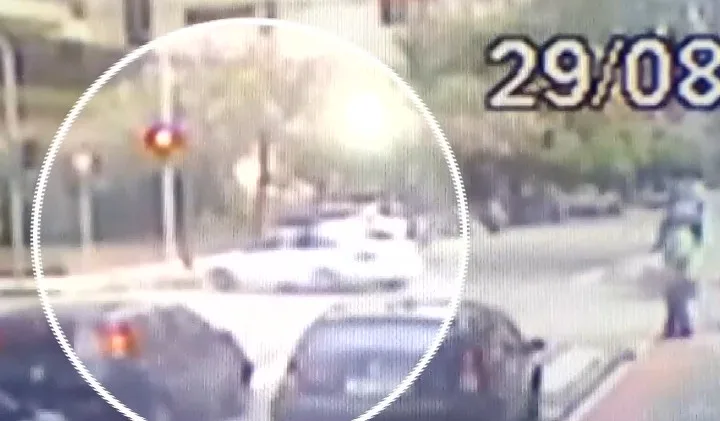 Motorista atinge motociclista ao tentar fazer manobra na Praia da Costa Motorista atinge motociclista ao tentar fazer manobra na Praia da Costa