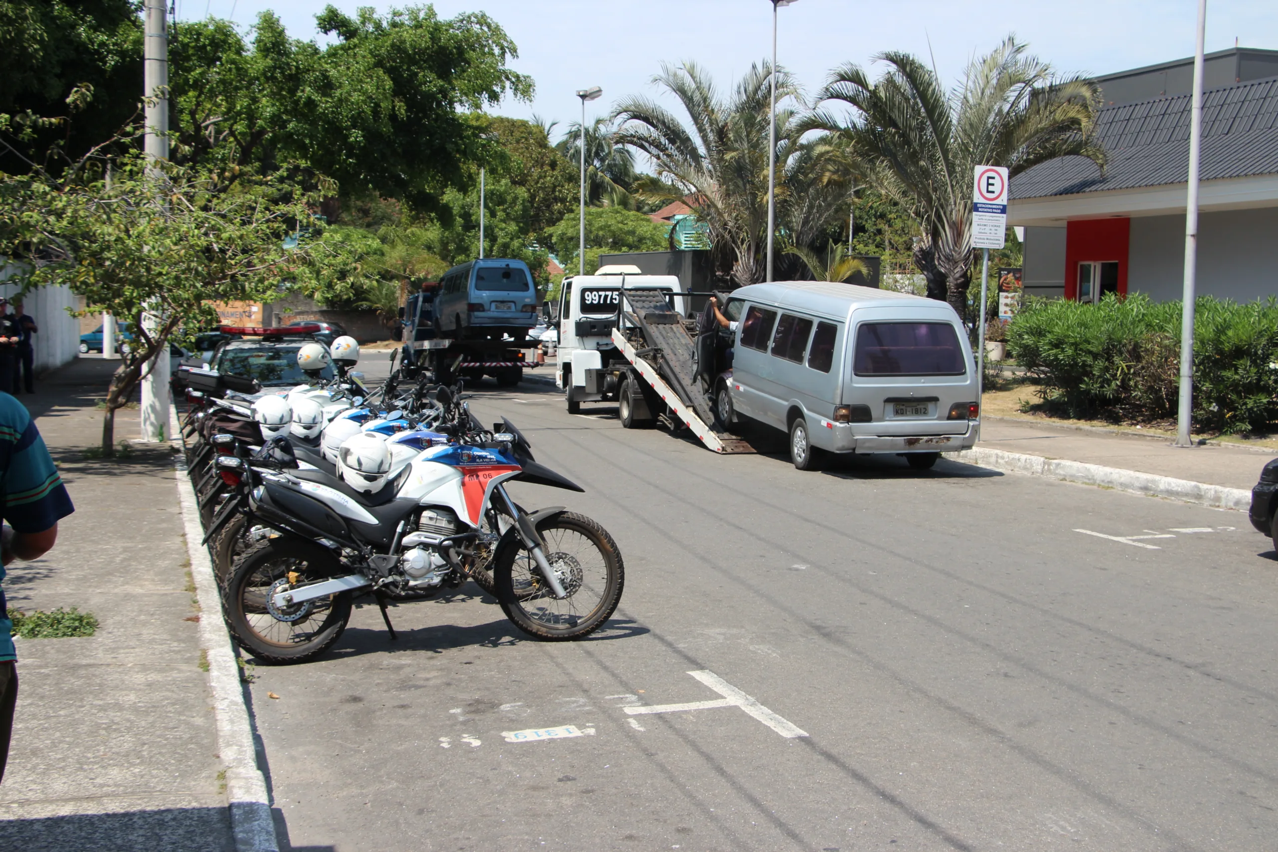 Vans clandestinas são apreendidas em operação de trânsito em Vila Velha