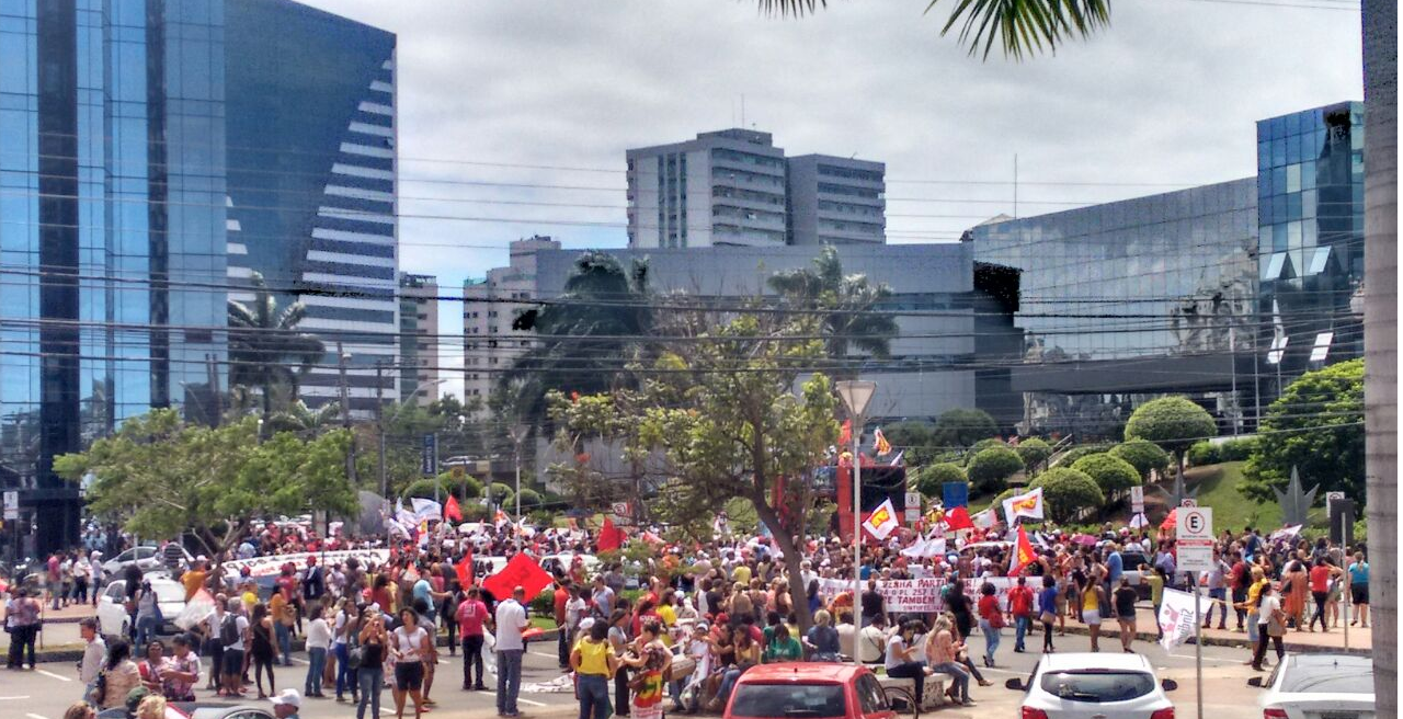 Protesto de centrais sindicais deixa trânsito complicado no Centro de Vitória