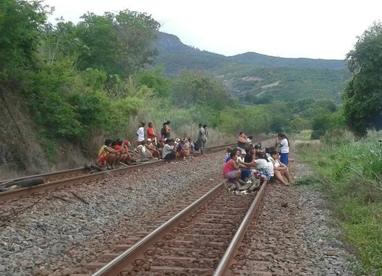 Índios liberam ferrovia e trens voltam a funcionar entre Vitória e Minas Gerais