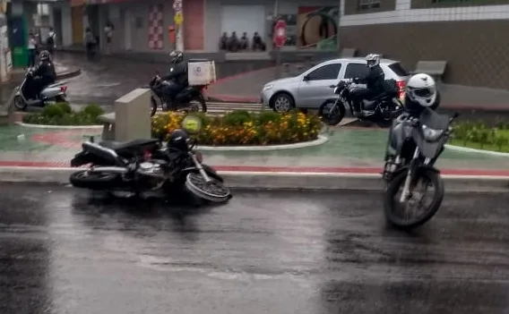 Dupla em moto sofre acidente, policial presta socorro e acaba encontrando arma em Cariacica