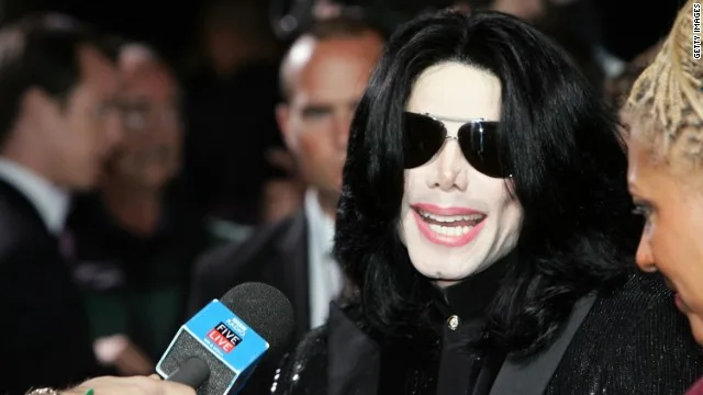 Fãs e internautas questionam a morte do rei do pop Michael Jackson na web