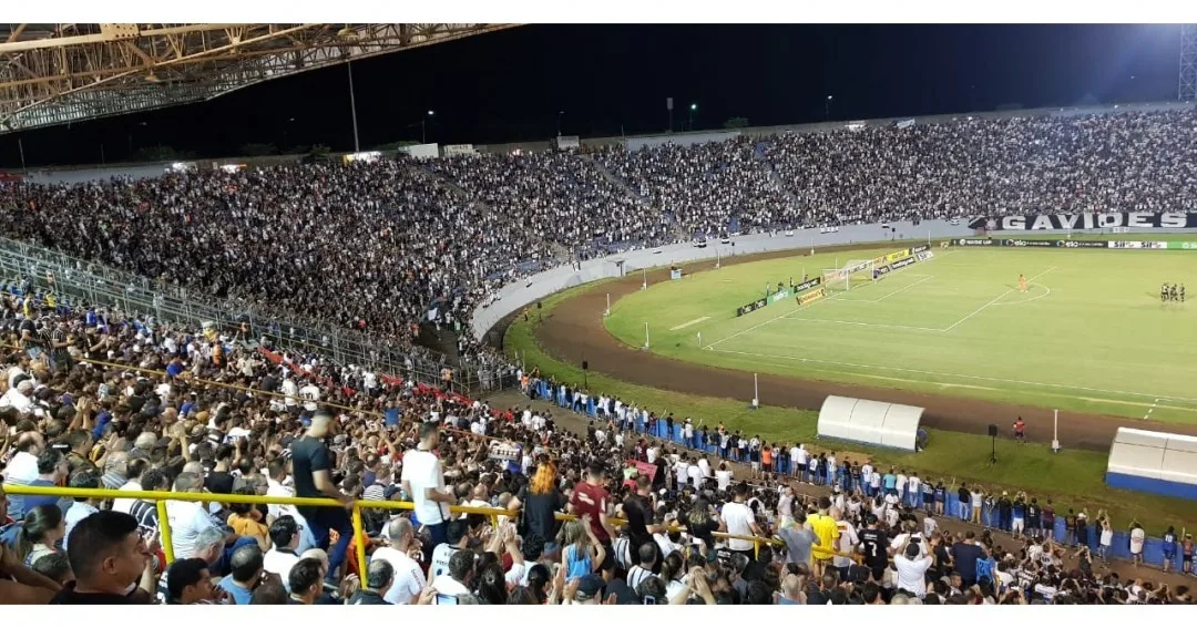 Medo de punição faz Racing pedir para torcida não chamar corintianos de 'macacos'