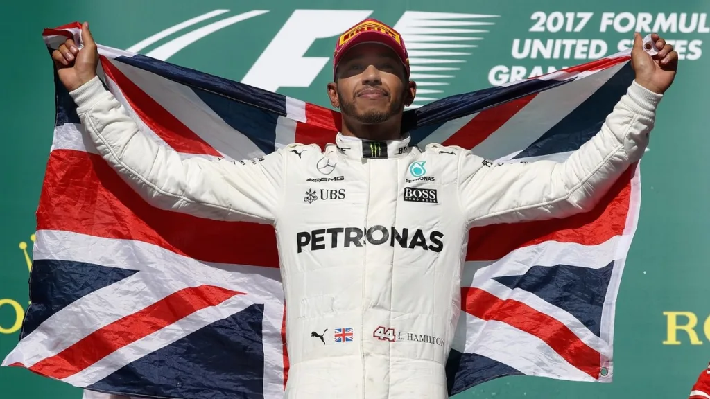 Hamilton parabeniza Mercedes e admite surpresa por passividade de Vettel