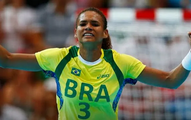 Com ajuda de capixaba, seleção feminina de handebol vence mais uma no Rio