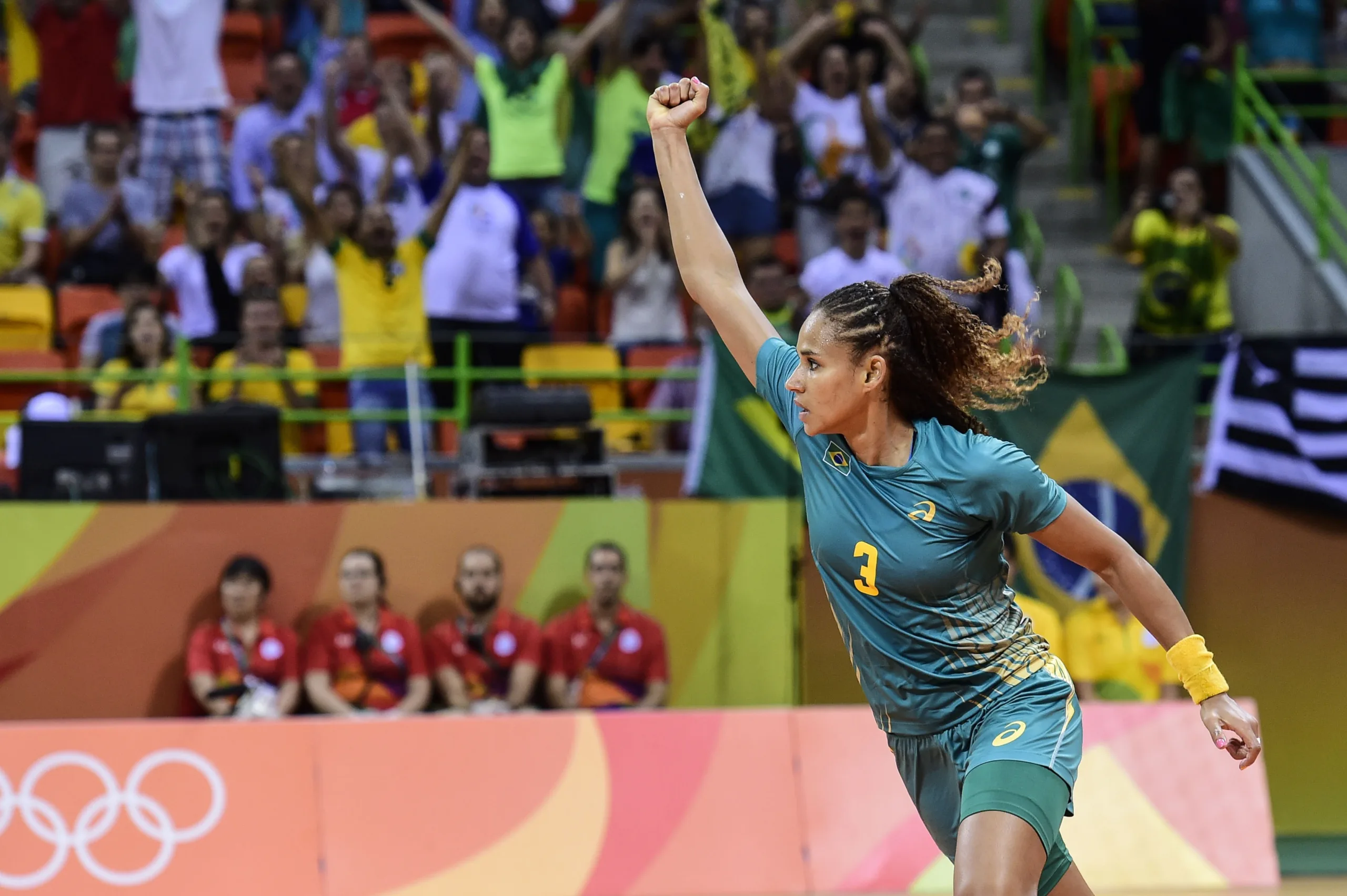 Com três gols de Alexandra, seleção feminina de handebol vence Angola e avança às quartas