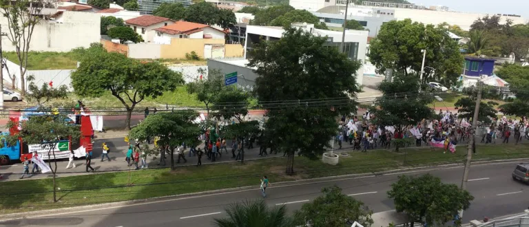 Servidores públicos do Espírito Santo protestam e interditam o trânsito em Vitória