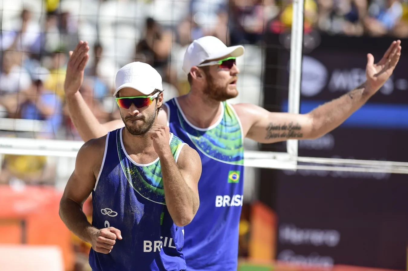 Contra dupla italiana, capixaba Alison e Bruno Schmidt buscam o ouro no vôlei de praia