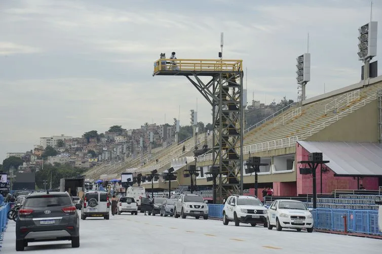 O governador Wilson Witzel visita o Sambódromo, na Marquês de Sapucaí, e anuncia patrocínio da concessionária de distribuição de energia Light para as escolas de samba, através da Lei de Incentivo à Cultura.