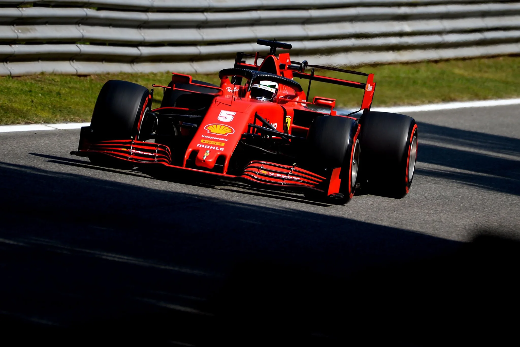 Fora do Top 10 no grid do GP do Bahrein, pilotos da Ferrari projetam 'superação'