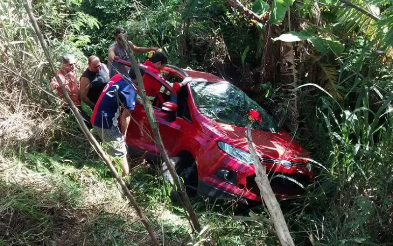 Carro capota na Rodovia do Sol e duas pessoas ficam feridas em Vila Velha