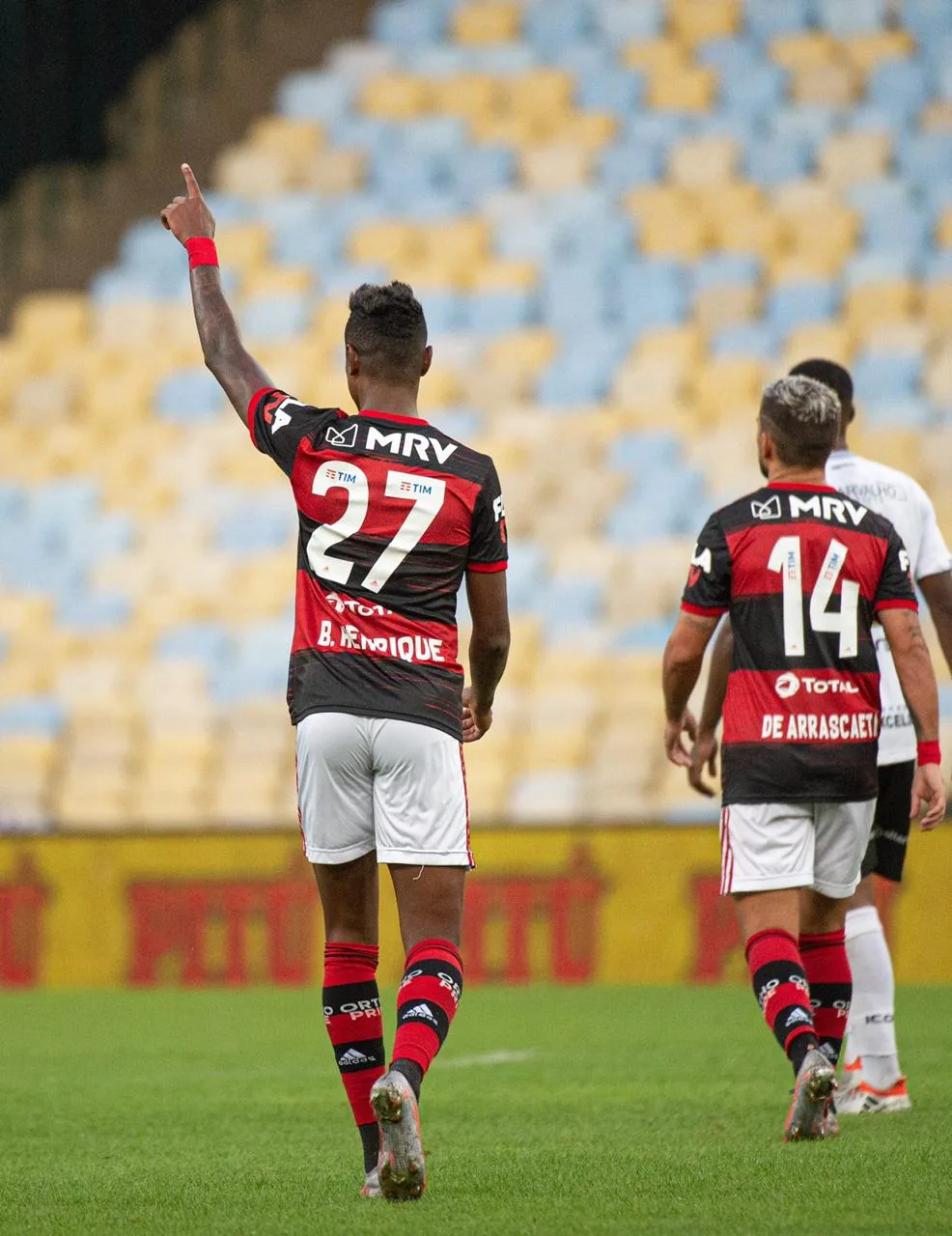 Protagonista em polêmicas que ofuscaram campeonato, Flamengo confirma soberania com bicampeonato