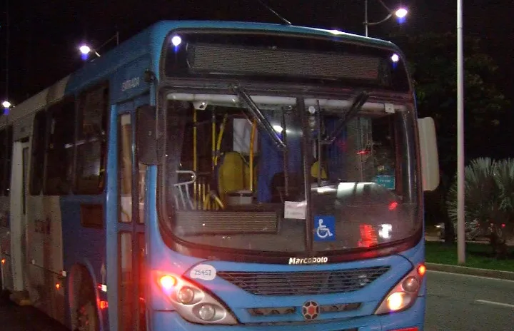 Suspeitos armados assaltam 20 passageiros em ônibus na Serra